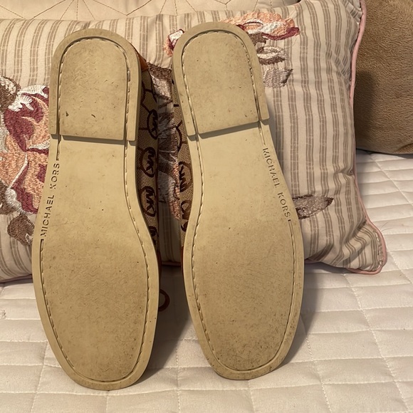 MICHAEL KORS tan Stylish iconic logo detailing in a moccasin flat. - Picture 4 of 6